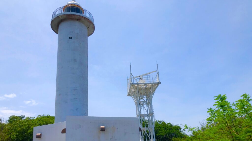 北大東島灯台を付近から眺める