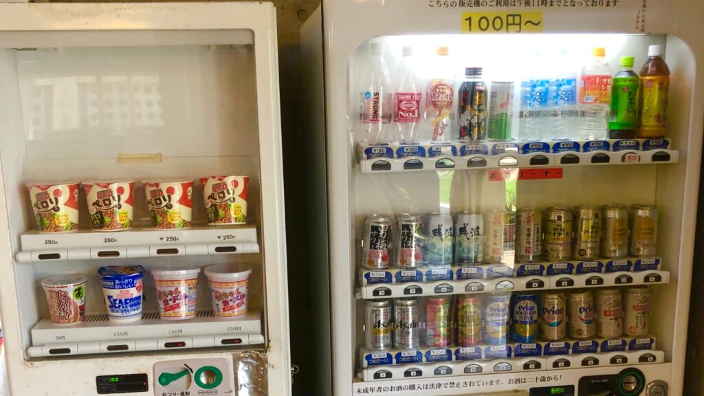ハマユウ荘フロントロビー内のカップラーメンとお酒の自販機