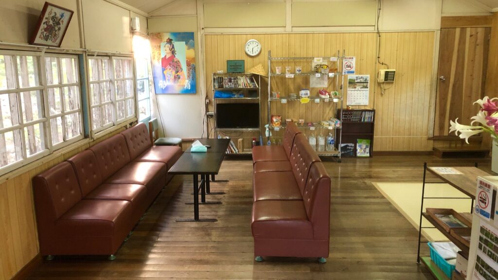 北大東島の民宿二六荘（旧館）の受付ロビー内の風景2
