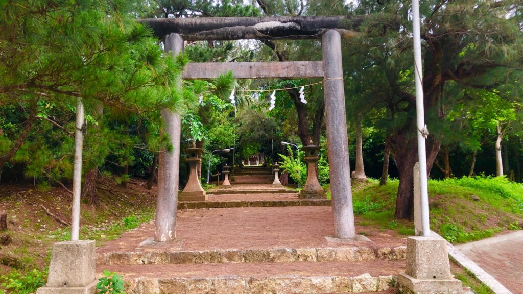 北大東島の大東宮の鳥居から参道の眺め