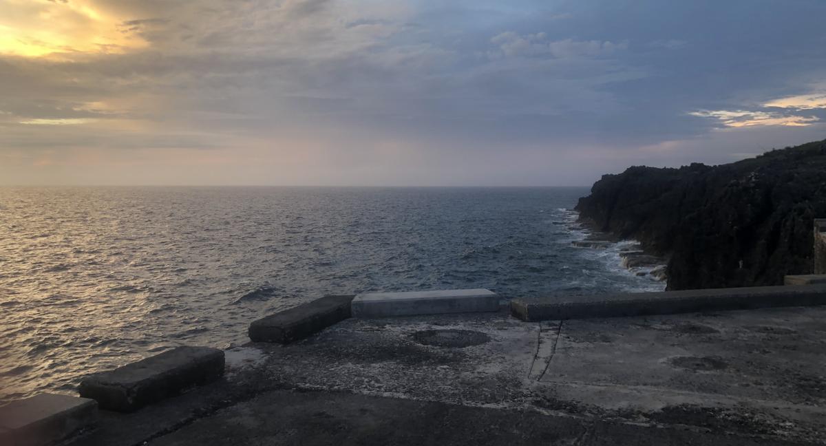 北大東島の西港は、壮大な自然を感じることができる絶景スポットです。夕日が美しく、夕方の時間帯に散歩するのがおすすめです。断崖絶壁から見る夕日は、特に写真愛好家に