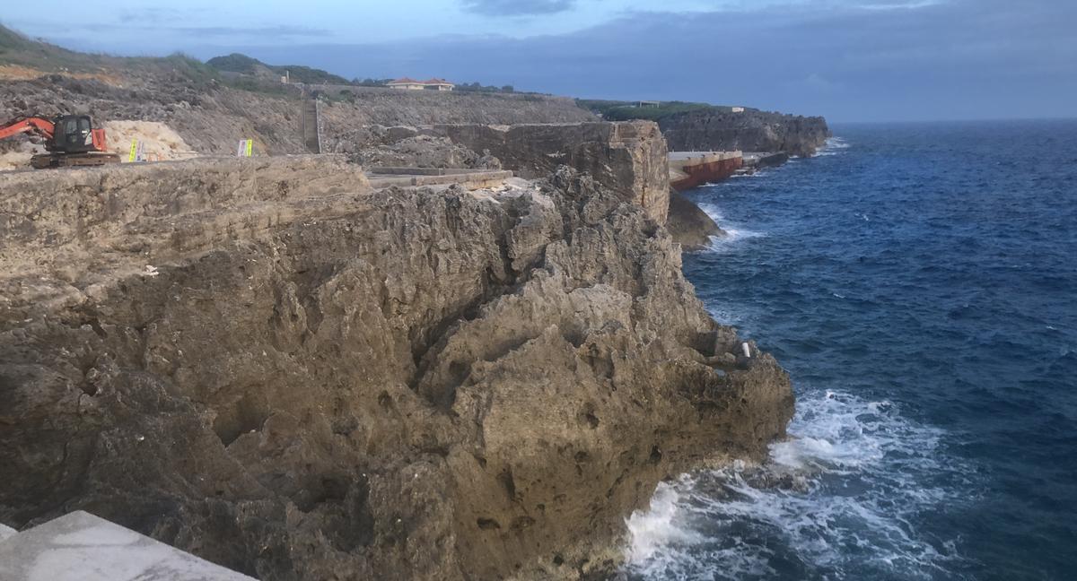 北大東島の西港は、クレーンを使った上陸体験が特徴です。フェリーでのアクセスは天候に左右されますが、その分特別な体験ができます。この港は夕日の美しさでも知られ、夕