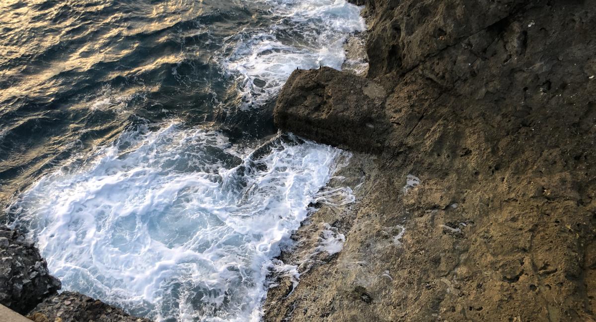 北大東島の西港は、観光客や地元の住人に人気のスポットです。フェリーからのクレーン上陸は他では味わえない冒険です。また、海釣りが楽しめ、運が良ければ鯨を見ることも