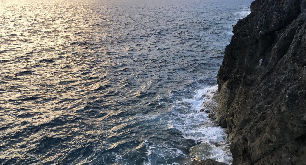 北大東島の西港周辺では釣りを楽しむ人が多く見られます。西港では稀に大物が釣り上げられたりします。休日にはファミリーが訪れて子供たちが釣りを楽しんでいる姿も見られ