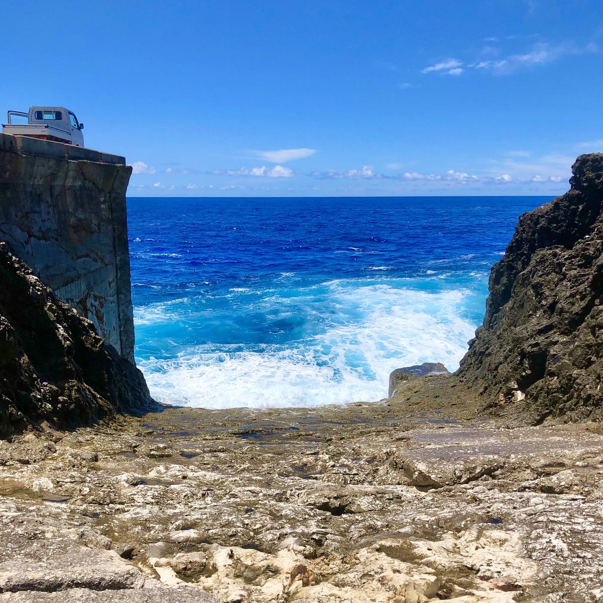 北大東島の西港は、ホエールウォッチングや海釣りが楽しめる観光スポットです。特に、断崖絶壁からの眺めが絶景です。さらに、この地域ではクレーンを使った上陸体験もでき