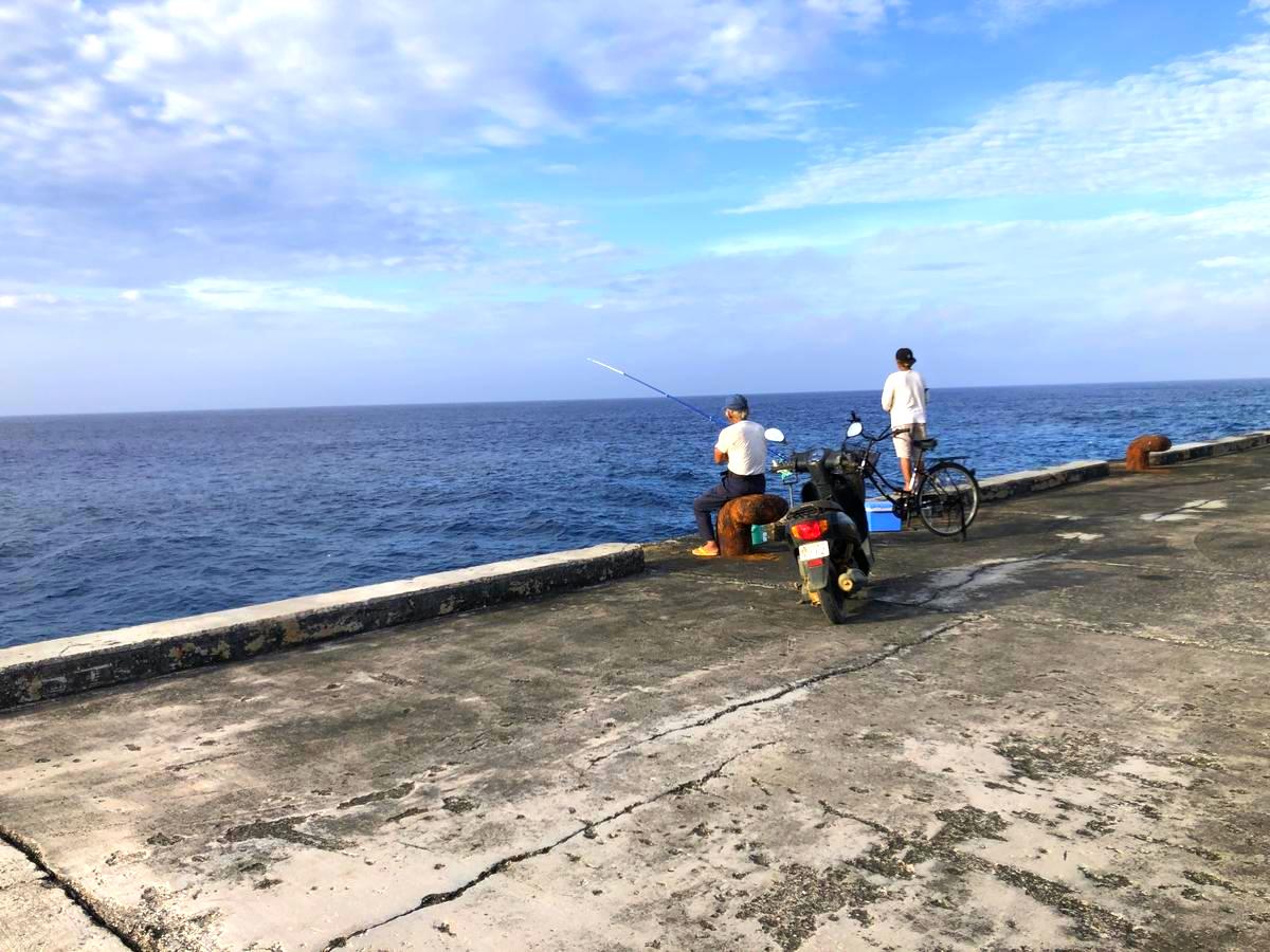 北大東島の北港は、休日になると家族連れや釣り人で賑わいます。定期船が入港する際にも港湾作業員や観光客で賑わいます。北大東の3つの港のうちの一つです。