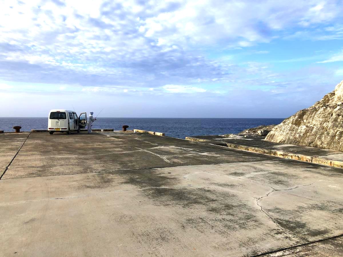 北大東島の北港は、美しい自然と静かな環境が特徴です。港周辺には豊かな緑が広がり、定期船が入った際にはクレーンを使った物資の運搬風景も見ることができます。