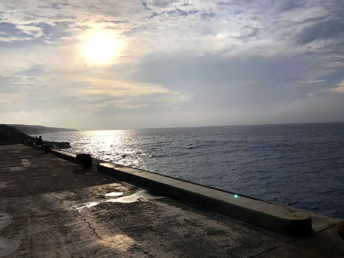 北大東島北港は、自然に囲まれた静かな港です。港から眺める海と緑の景色は息を呑む美しさで、訪れる人々を魅了します。アクセスにはフェリーや飛行機が便利です。