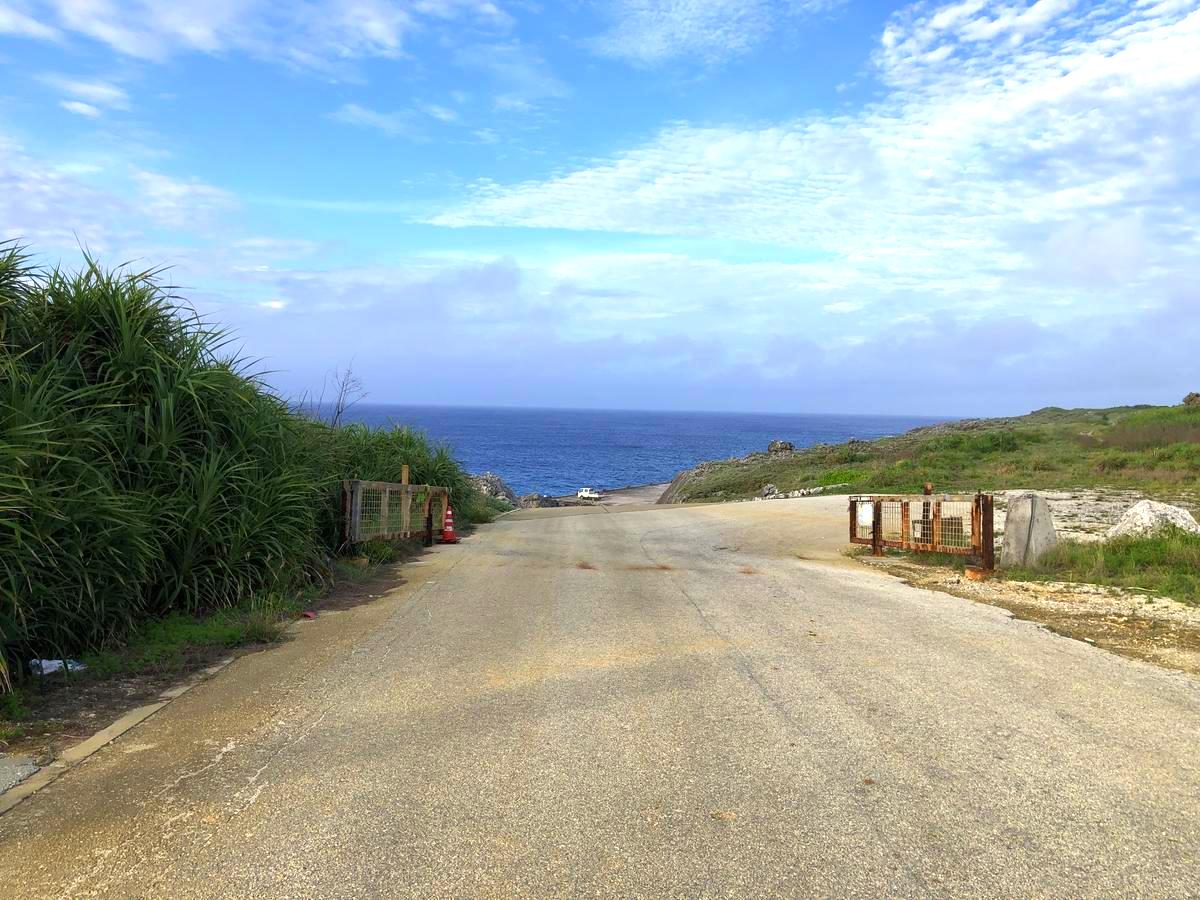 北大東島の北港は、３つある港の一つの島の玄関口として機能し、豊かな自然と共にのんびりとした時間を過ごせる場所です。 観光客は那覇からの船でのアクセスも便利です。