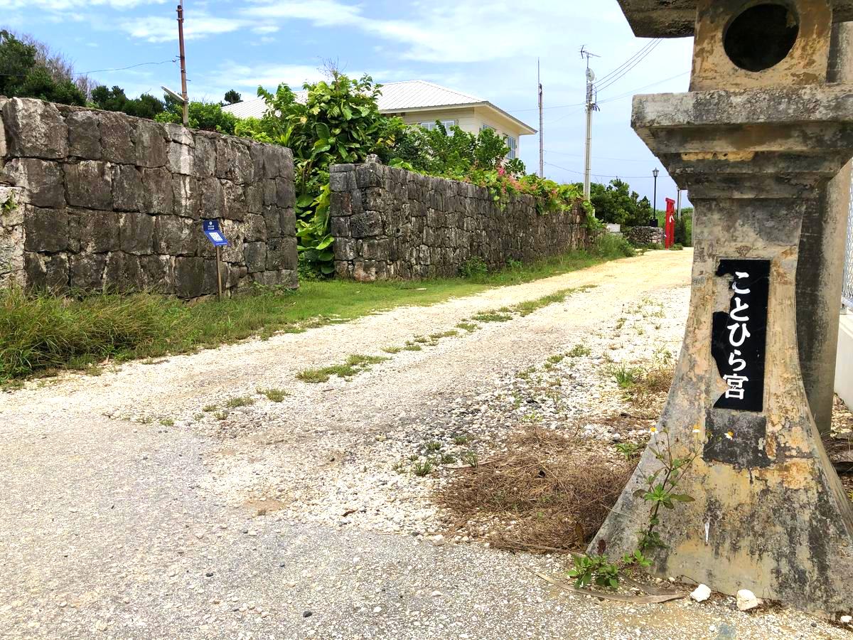 北大東島にある金刀比羅宮は、海上交通の守護神として知られ、特に漁業や海運の安全を祈願する参拝者に人気があります。美しい自然に囲まれたこの神社は、参拝者にとって特