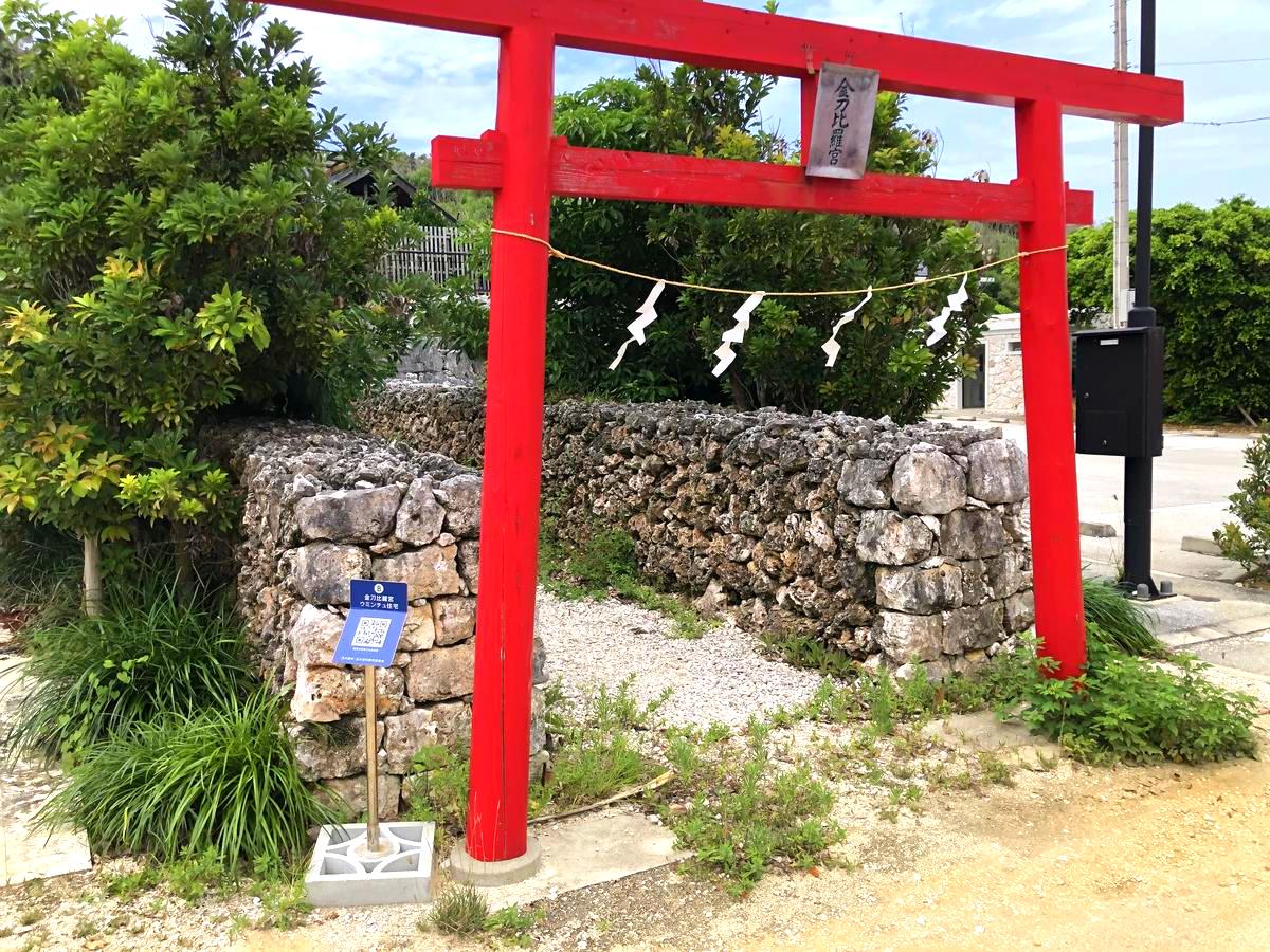 北大東島の金刀比羅宮は、海運の安全を願う多くの参拝者を迎えます。この神社は、島の豊かな自然環境の中に位置し、訪れる人々に心の平安を提供します。漁業や海運に携わる