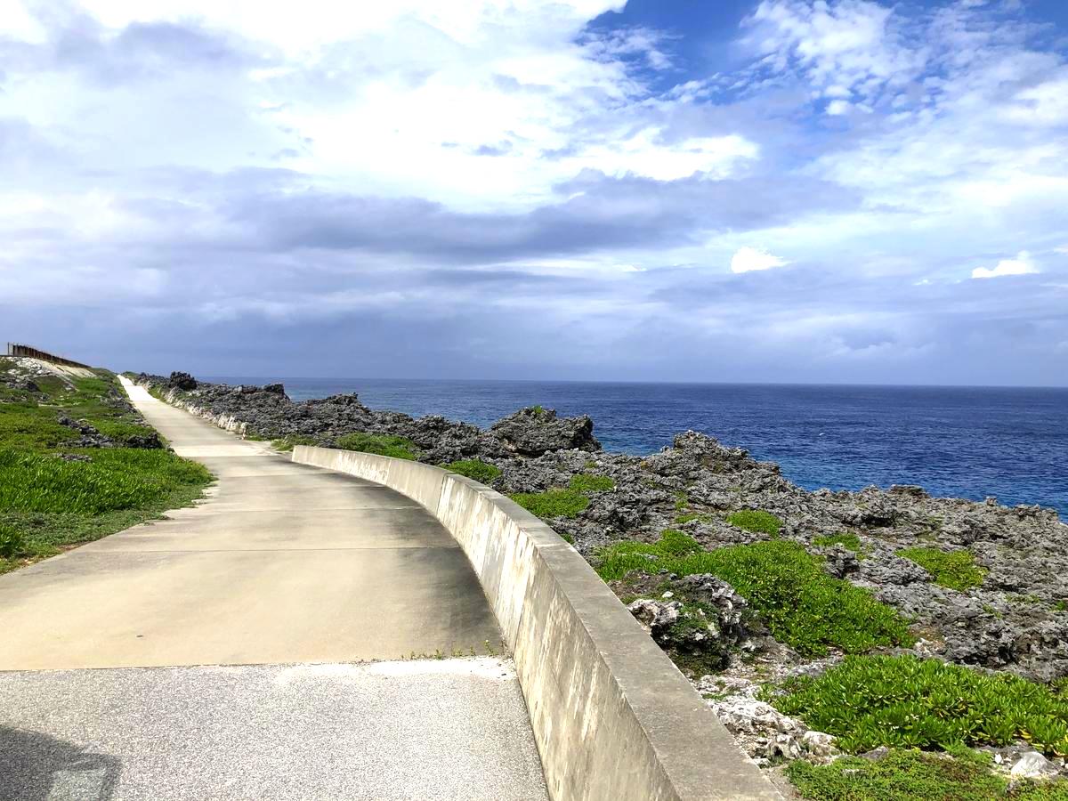 北大東島の沖縄海に向かう道中です。空と海の景色がとても綺麗です。沖縄海へのアクセスは、徒歩、自転車、バイク、自動車とどんな移動手段でも向かうことが可能です。 沖