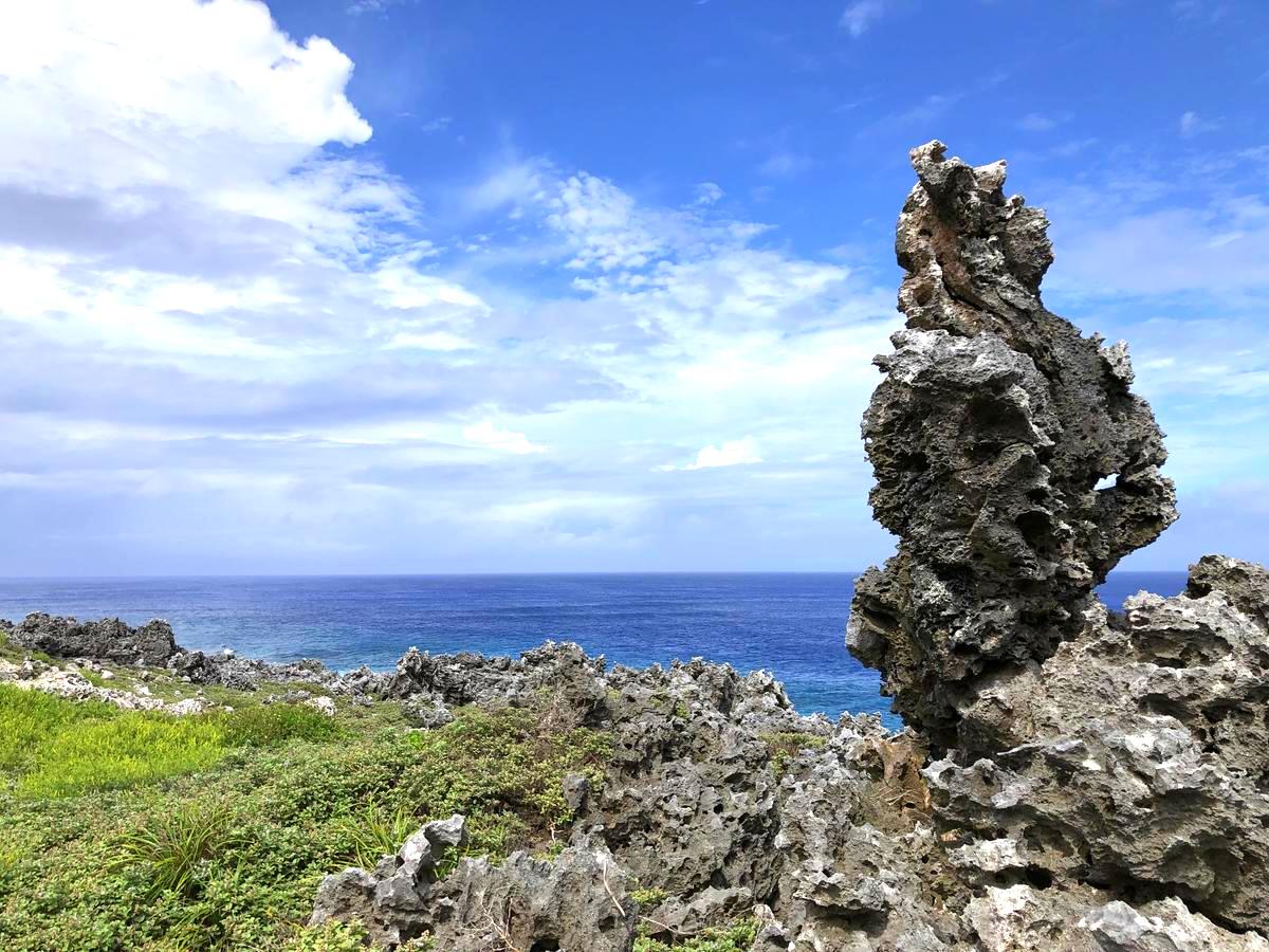 北大東島の沖縄海へ向かう途中の景色です。岩場と植物、海と空の風景がとても美しいですね。長い年月をかけて作られた岩のフォルムは自然の力強さと美しさを感じさせます。