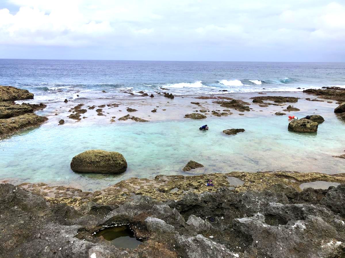 北大東島の沖縄海の海水浴場。岩場が削られて潮だまりになるようになっている。満潮時にこのくぼみに海水が溜まるようだ。休日には子供だけではなく大人たちも楽しむ姿が見