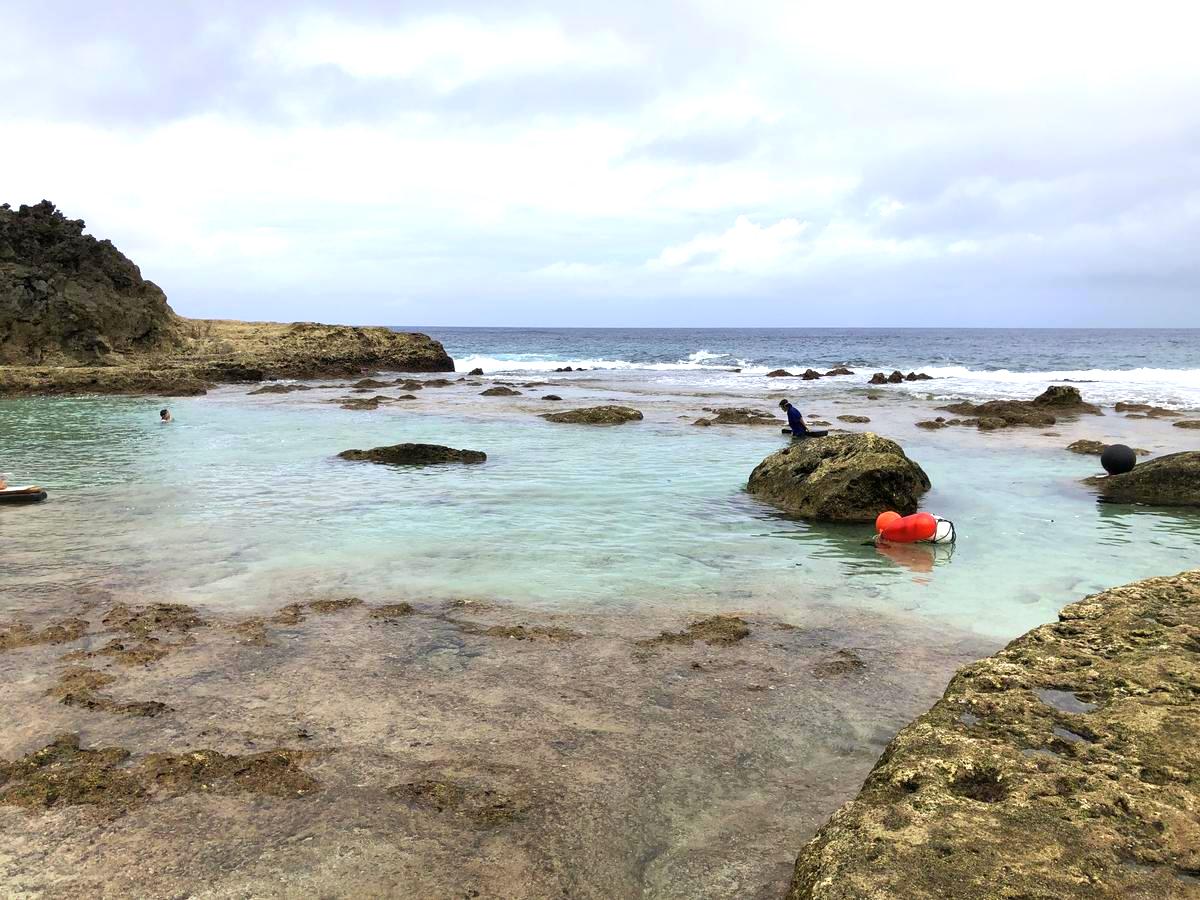 北大東島の沖縄海は潮だまりで泳ぐため水深はそれほど深くない。子供でも安心して泳ぐことができる。潮だまりに取り残された海の生き物を観察するのも楽しみの一つ。