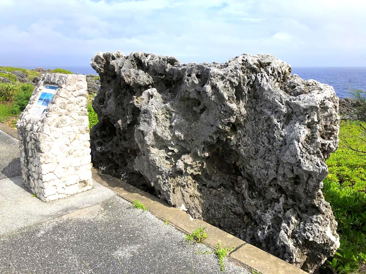 台風の強風で飛ばされた北大東島の「台風岩」は、その巨大さと形状が訪れる人々を魅了します。自然の力の偉大さを感じることができるスポットで、見逃せない観光地です。