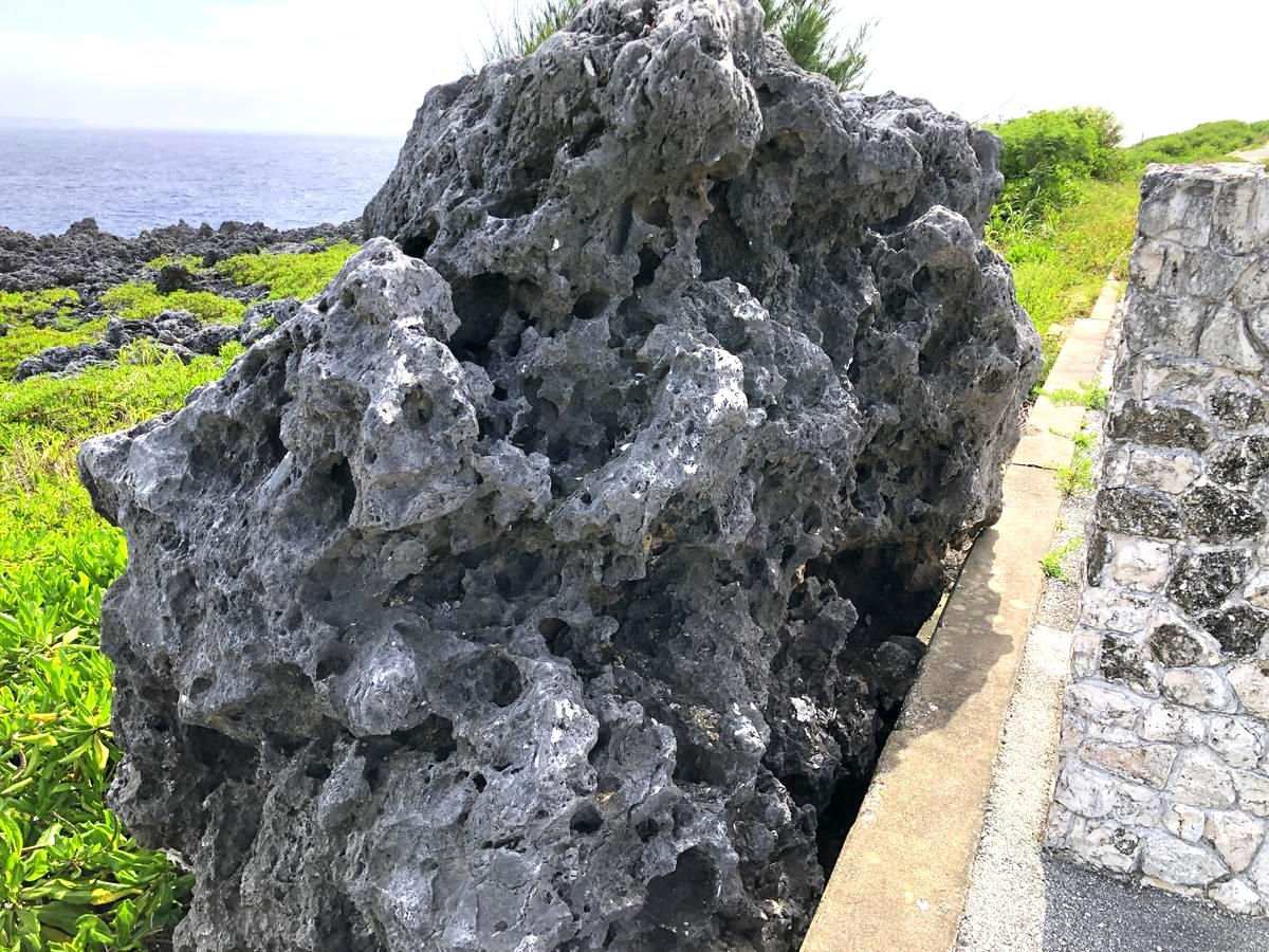 北大東島の「台風岩」は、2009年10月6日の台風18号によって吹き飛ばされた巨大な岩です。この岩は、地面から飛び上がり、北大東島南側の道路にぶつかって止まりま