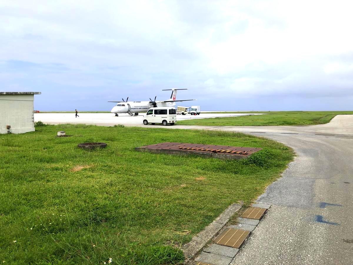 北大東空港の駐車場付近からは滑走路を眺めることができます。1日に航空機が1機以上あることがほぼないので滑走路は1本、駐機場も1機が停まるのにちょうどいい広さにな