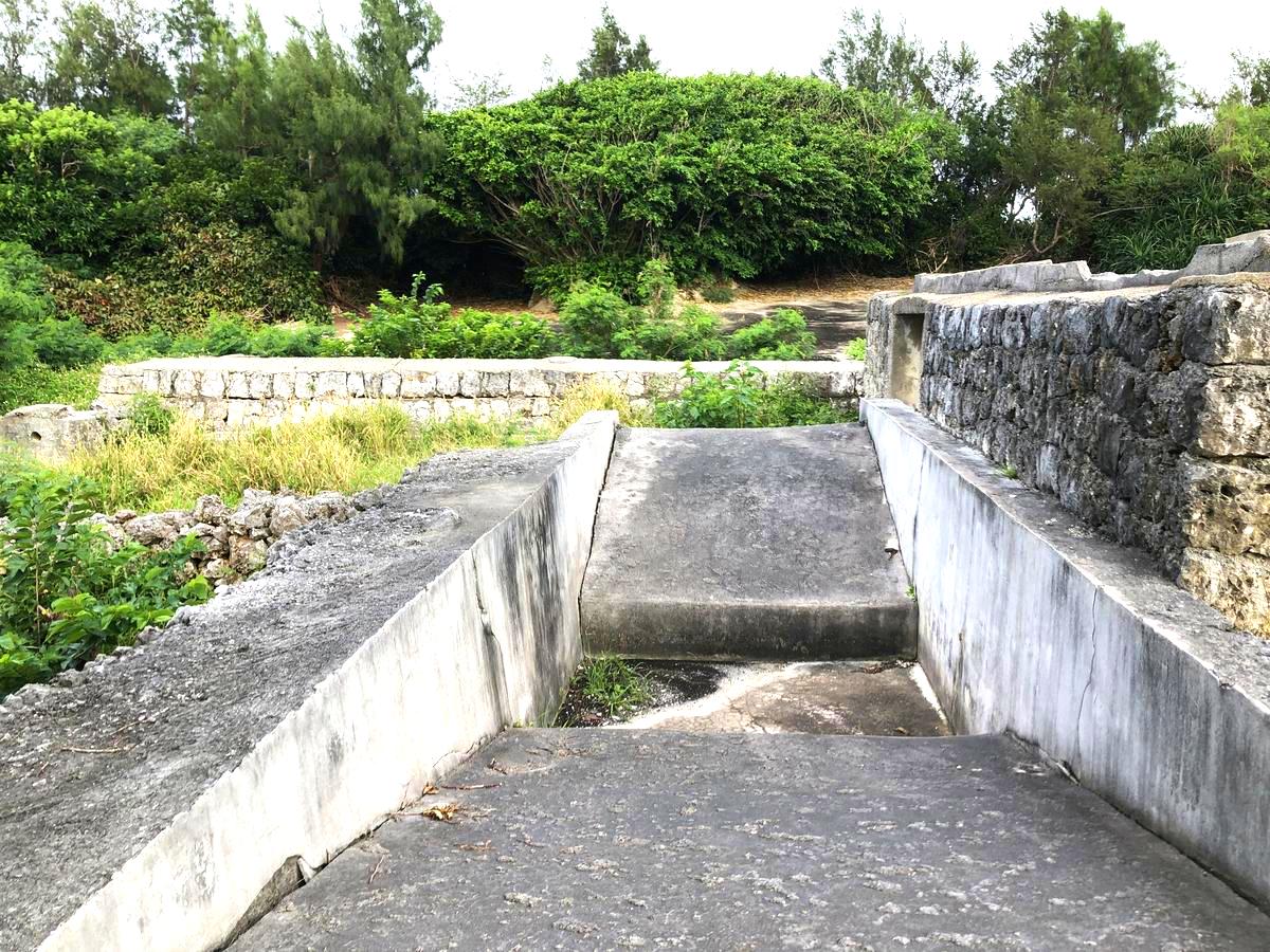 北大東島の遺跡観光スポットの下坂村大衆浴場遺構は、当時の住民の暮らしを垣間見ることができる場所です。 写真の昇降斜路のような構造は、1980年に後付けで整備され