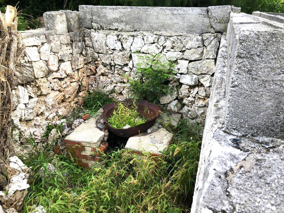 北大東島の下坂村に残る大衆浴場遺構は、地域の交流の場として栄えていた過去を今に伝えています。観光客にも人気のスポットです。 写真の大鍋と窯のようなものは現代には