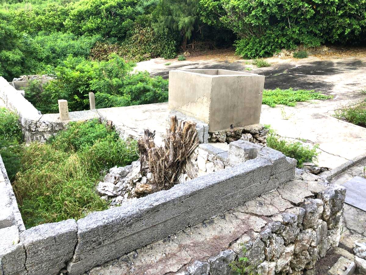 北大東島の遺跡である下坂村大衆浴場遺構は、北大東島の当時の生活様式を垣間見ることができる貴重な遺産です。中央で左右に分かれた浴槽は、当時の社会構造を反映していま