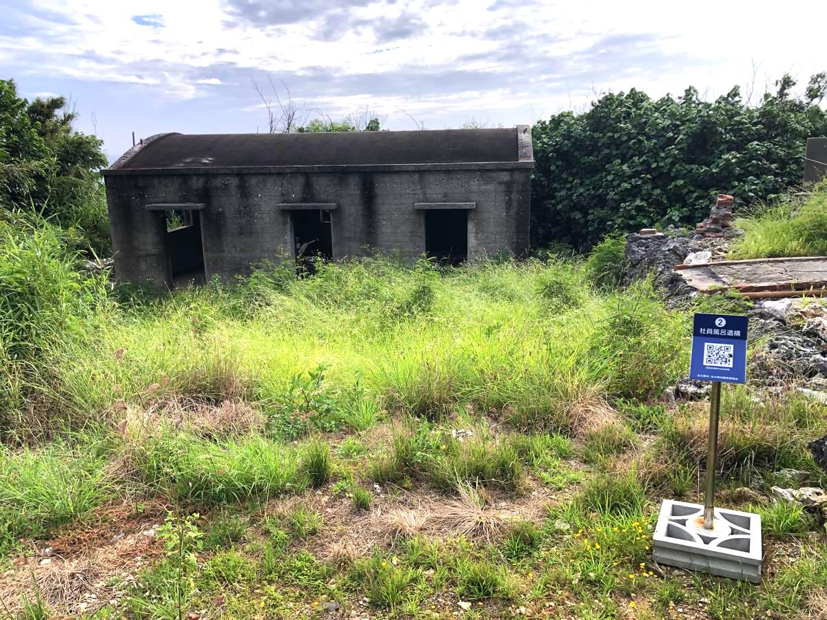 北大東島の社員風呂遺構を敷地外から眺めると、その歴史的な存在感が一際目を引きます。鉄筋コンクリート造の建物は、かつての労働者たちの生活を今に伝える貴重な遺産です