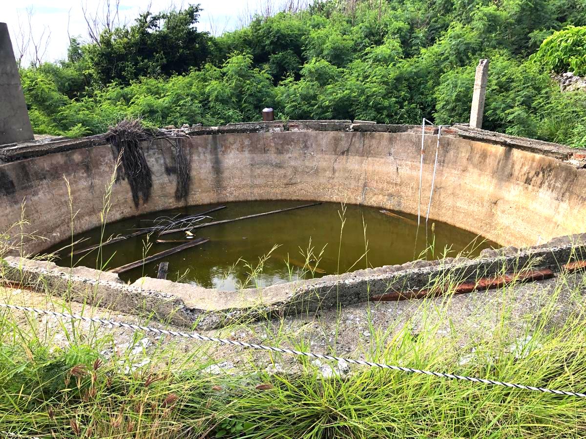 社員風呂遺構に併設された水タンク。かつての生活の一端を垣間見せてくれます。天水をためて使用していたこのタンクは、水資源が乏しかった当時の北大東住人による、工夫と