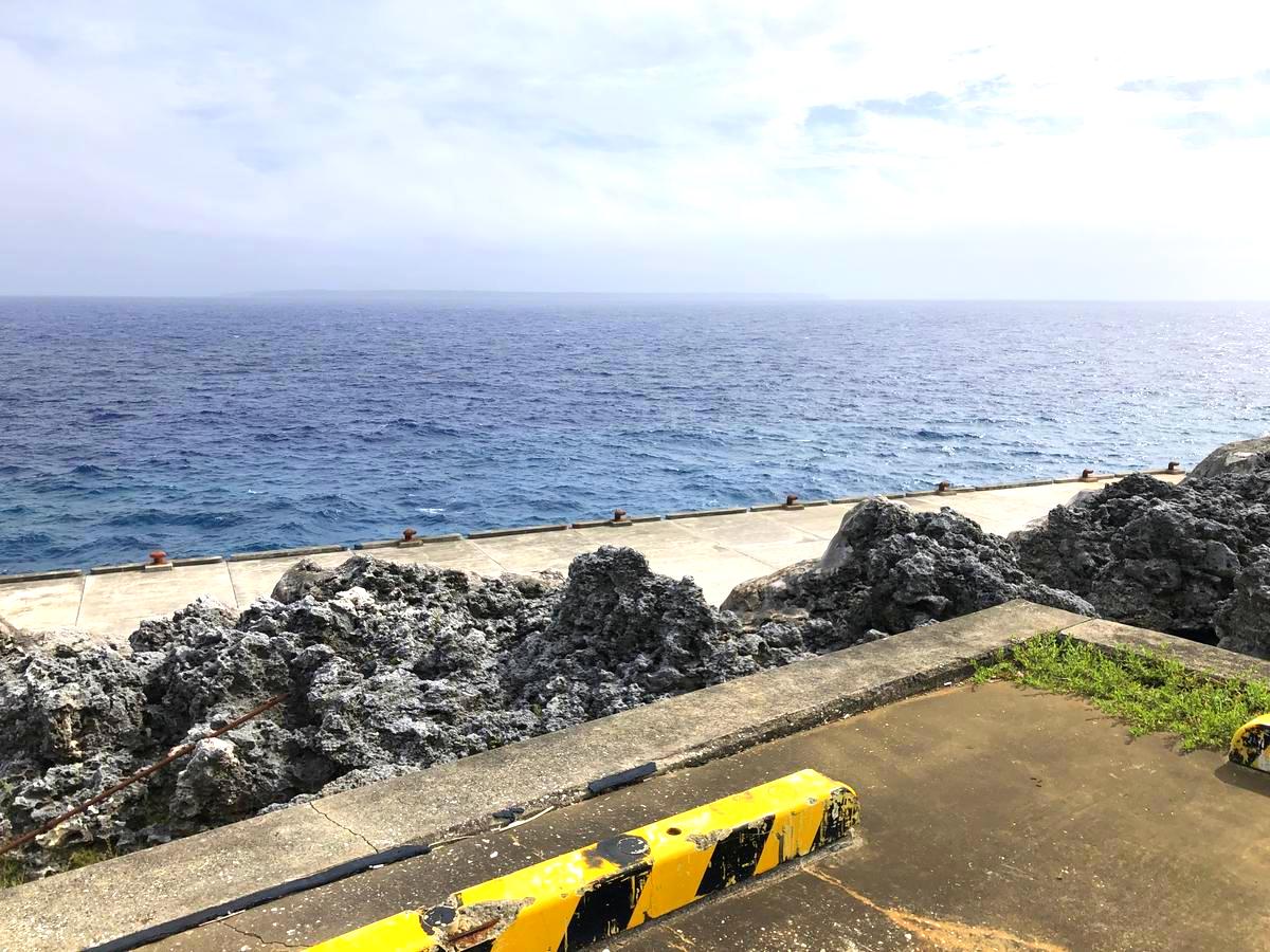 北大東島にある江崎港は、港の上に駐車場があります。駐車場からは江崎港や周辺の海を一望することができます。自然のままに残された岩肌と、人工的に整備された環境が混ざ