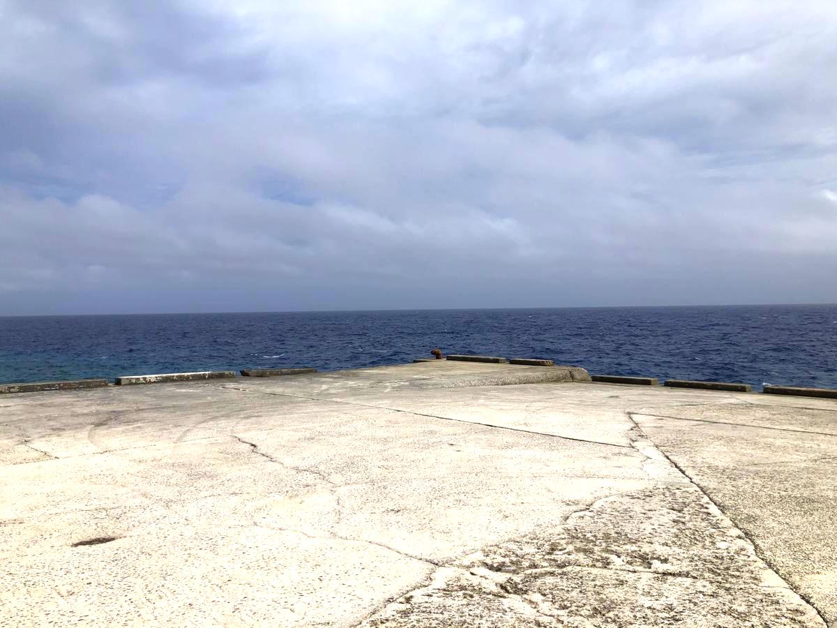 北大東島の江崎港の周りには有名な観光スポットはありませんが、大物を狙う釣り人に利用されています。旧港からは打ち込みで大物を狙う釣り人や、釣り餌に利用するムロアジ