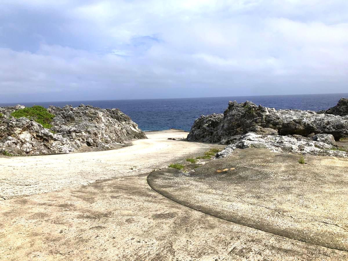 北大東島の江崎港は、特殊な地形と豊かな自然が魅力の港です。環礁の名残が見られる長幕や、クレーンを使用した荷役作業など、観光と産業の両方で重要な役割を果たしていま