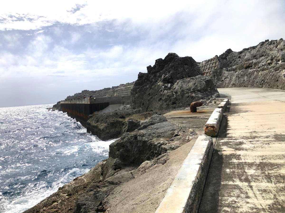 江崎港は、北大東島にフェリーが入港する際、海の状況により北港や西港が使用できない時に利用される重要な港です。自然環境も美しく、干潮の際には岩場に降りて散策をする